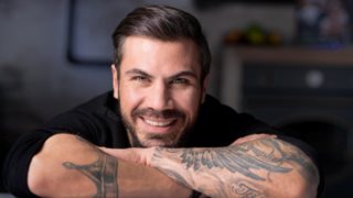 Ο Άκης Πετρετζίκης ξεκίνησε τα γυρίσματα για την επιστροφή του στην τηλεόραση