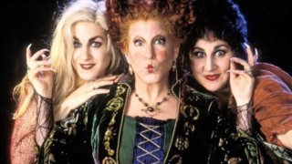 H Sarah Jessica Parker &quot;μεταμορφώνεται&quot; μετά από 28 χρόνια ξανά σε μάγισσα για τα γυρίσματα του &quot;Hocus Pocus 2&quot;