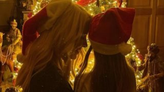 Η Ελένη Μενεγάκη ποζάρει με τη μικρή Μαρίνα στο πιο χριστουγεννιάτικο σκηνικό