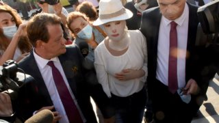 Επίθεση με βιτριόλι: Στο δικαστήριο η Ιωάννα - Συγκλονιστική εμφάνιση με τη μάσκα στο πρόσωπο