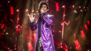 Γιώργος Μαζωνάκης: Η εντυπωσιακή μεταμφίεση ως Prince στη σκηνή του Έναστρον