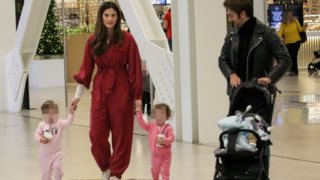 Η Χριστίνα Μπόμπα σε καθημερινά στιγμιότυπα με τις δίδυμες κόρες της