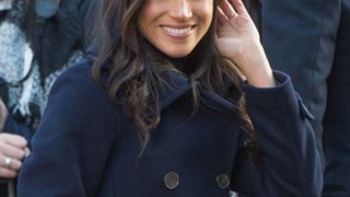 Meghan Markle: Πώς η τσάντα της &quot;έσπασε&quot; το βασιλικό πρωτόκολλο
