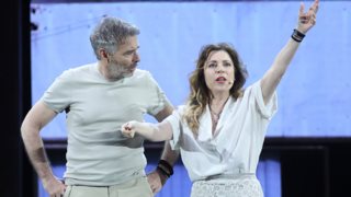 Τι ζούμε ρε; | Όλες οι φωτογραφίες από τη λαμπερή πρεμιέρα της Δήμητρας Παπαδοπούλου και του Θοδωρή Αθερίδη στο Θέατρο Άλσος