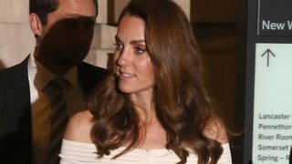 Kate Middleton: Φόρεσε το τέλειο off-the-shoulder φόρεμα του καλοκαιριού
