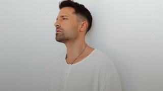 Ο Κωνσταντίνος Αργυρός σε σπάνια φωτογραφία από την παιδική του ηλικία, στο πλευρό του πατέρα του