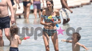 Σοφία Καρβέλα: Τα παιχνίδια στην θάλασσα με τους γιους της | Όλες οι φωτογραφίες