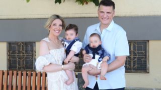 Ο Χρίστος Αντωνιάδης και η Αφροδίτη Τσώνου βάφτισαν τους δίδυμους γιους τους! Φωτογραφίες