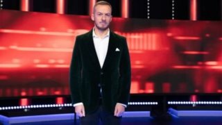 To "Γεράκι" του Chase βγάζει το κοστούμι | Το εντυπωσιακό άλμπουμ διακοπών του συνεργάτη της Μπεκατώρου στο MEGA