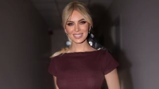 Η Κατερίνα Καινούργιου με το ροζ πουκάμισο από τη Zara που θα σου φτιάξει αμέσως τη διάθεση