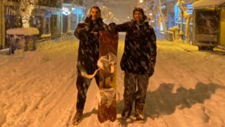 Ο Κωνσταντίνος Αργυρός κάνει σκι στο χιόνι στο Κολωνάκι και τα likes παίρνουν φωτιά!