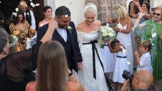 Ελισάβετ Μουτάφη &amp; Μάνος Νιφλής: Μόλις παντρεύτηκαν! Οι πρώτες εικόνες από τον γάμο τους