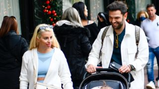 Ο Πέτρος Συρίγος σε καθημερινά στιγμιότυπα με τη σύζυγό του και το παιδί τους