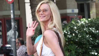 Η Ζέτα Μακρυπούλια για shopping therapy στην Βουκουρεστίου