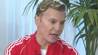 Τάκης Ζαχαράτος: "Στην αρχή έλεγαν για μένα… τι είναι τούτο; Τραγουδιστής, τραβεστί, Drag Queen, ηθοποιός;"