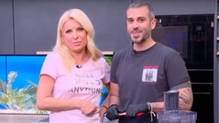 Η Ελένη Μενεγάκη στέλνει φιλιά στον Αντώνη Κανάκη μετά το τρολάρισμα