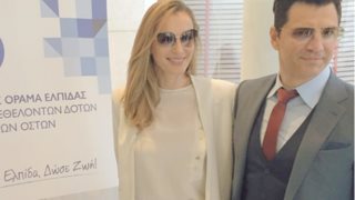 Σάκης Ρουβάς - Κάτια Ζυγούλη: Στο Χριστουγεννιάτικο bazaar του συλλόγου «Ελπίδα»