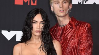 Ο Machine Gun Kelly σχεδίασε το δαχτυλίδι αρραβώνων της Megan Fox έτσι ώστε να πονέσει αν θελήσει ποτέ να το βγάλει