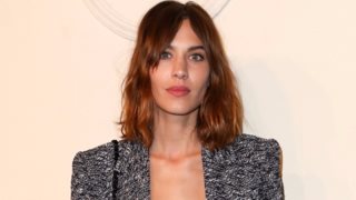 Alexa Chung: Mόλις σχεδίασε την πρώτη της τσάντα
