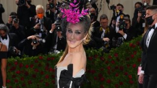 Sarah Jessica Parker | Η επιστροφή της στο Met Gala με το πιο ξεχωριστό headpiece