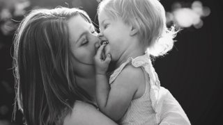 MamaPost by The Mamagers: «Δώσε στο παιδί αγάπη και αγκαλιά. Πολύ και από τα δύο…»