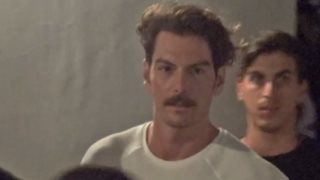 Γιάννης Κουκουράκης: Νυχτοπερπατήματα στη Μύκονο για τον Κωνσταντή από τις «Άγριες Μέλισσες»