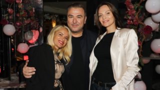 Η Μαρία Μπεκατώρου φωτογραφίζεται αγκαλιά με την κόρη του Αντώνη Ρέμου και της Υβόννης Μπόσνιακ