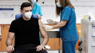 Εμβολιάστηκε και ο υπουργός Υγείας Βασίλης Κικίλιας: "Είναι ζήτημα ζωής"