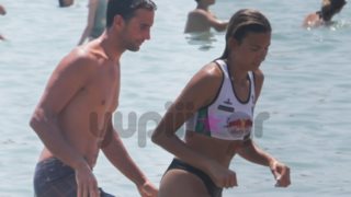 Γιάννης Δρυμωνάκος: Τρυφερά στιγμιότυπα στην παραλία με τη σύντροφό του