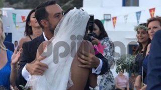 Σάκης Τανιμανίδης &amp; Χριστίνα Μπόμπα: Οι πρώτες εικόνες από τον γάμο τους στη Σίφνο