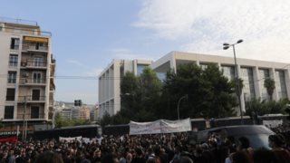 Δίκη Χρυσής Αυγής: Λαοθάλασσα έξω από το Εφετείο: Χιλιάδες διαδηλωτές φωνάζουν "Δεν είναι αθώοι"