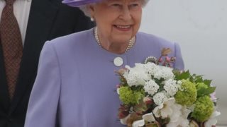 Βασίλισσα Ελισάβετ: Το φούξια φόρεμά της που έγινε viral
