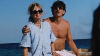 Νάνσυ Ζαμπέτογλου | Με ριγέ πουκάμισο στην παραλία – Η φωτογραφία με τον Παύλο Γαλακτερό