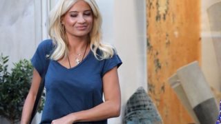 Φαίη Σκορδά | Για shopping στα βόρια προάστια - Η chic leather φούστα της