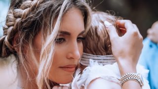 Αθηνά Οικονομάκου | Το ιδιαίτερο σύνολο που επέλεξε για τη βάπτιση της κόρης της