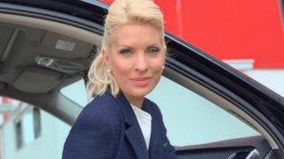 Ελένη Μενεγάκη 
: Δείτε τη να ποζάρει σαν μοντέλο!
