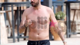 Νίκος Πολυδερόπουλος: Ο Ορφέας του «Τατουάζ» μόνο με το μαγιό του!