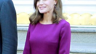 Βασίλισσα Letizia: Λέει &quot;ναι&quot; στο φλοράλ το χειμώνα
