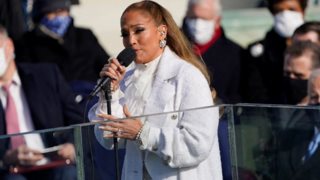 Jennifer Lopez | Η κομψή εμφάνιση και η συγκινητική performance στην ορκωμοσία Biden