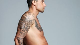 Γιώργος Καβακάκης: Ο άντρας του πολυσυζητημένου σποτ με την Άντζελα Δημητρίου ποζάρει ολόγυμνος!