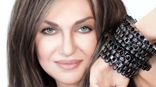 Καίτη Γαρμπή: «Η νύχτα με έμαθε να είμαι λιγότερο φιλότιμη»