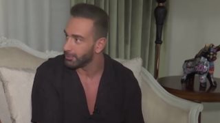 Νίκος Κοκλώνης: Ανοίγει την πόρτα της υπερπολυτελούς βίλας του | Δεν θα πιστεύετε πόσα ρούχα έχει!