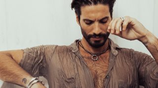 Ο Γιώργος Καράβας ποζάρει με το μποξεράκι harder than yesterday!