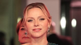 H Charlene του Μονακό με λευκό φόρεμα χωρίς πλάτη στην τελετή απονομής της Χρυσής Μπάλας