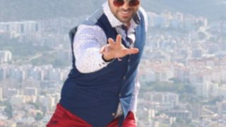 Ηλίας Βρεττός: Οι ευχές για τη γιορτή του &amp; το... γυμνό ευχαριστώ