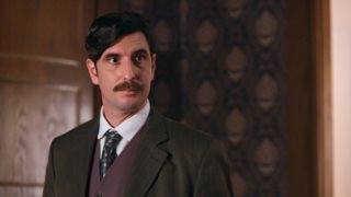 Δύο γυναίκες που γνωρίζουν την πραγματική ταυτότητα του Ρήγα εισβάλλουν στο "Grand Hotel"