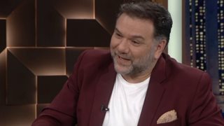 Ο Γρηγόρης Αρναούτογλου τραγουδάει on air στη Νάνσυ Αντωνίου!