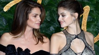 Kaia Gerber 
: Αντέγραψε το πιο iconic 90s look της Cindy Crawford
