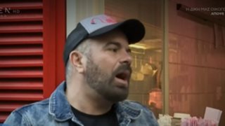 Βασίλης Καλλίδης: &quot;Στην πρεμιέρα μου στην τηλεόραση χάθηκα στην Αττική οδό με ένα ταψί μουσακά στο χέρι&quot;