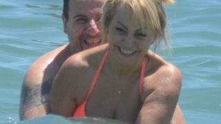 Τέτα Καμπουρέλη: Τρυφερές στιγμές με τον σύζυγό της στην παραλία: Φωτογραφίες